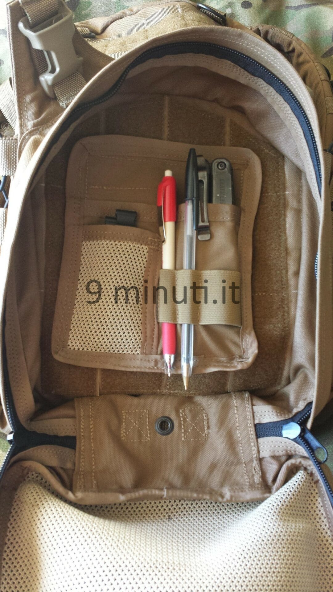 Esempio di utilizzo della tasca con il velcro, un piccolo pannellino velcrato anch'esso consente di muovere i propri attrezzi di zaino in zaino