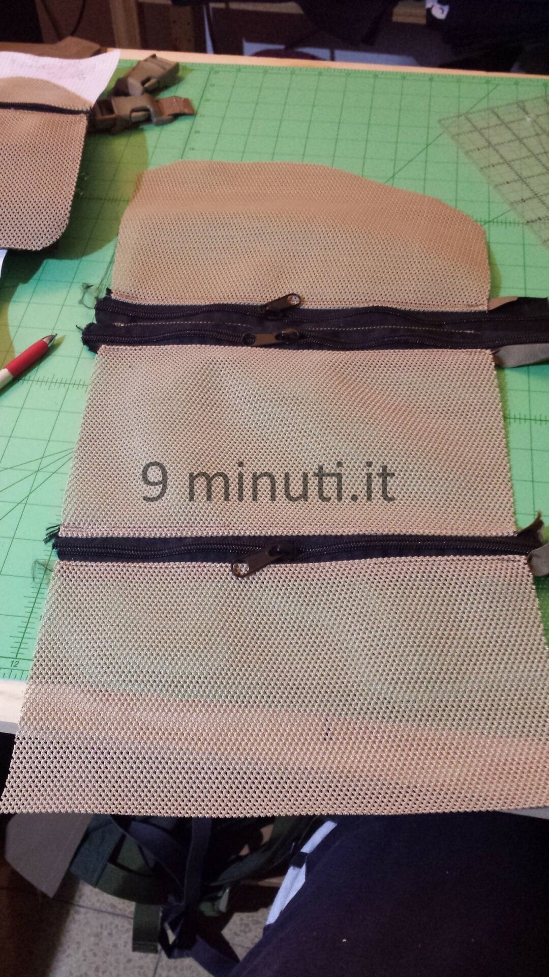 Le tasche a rete interne che andranno nello scomparto principale