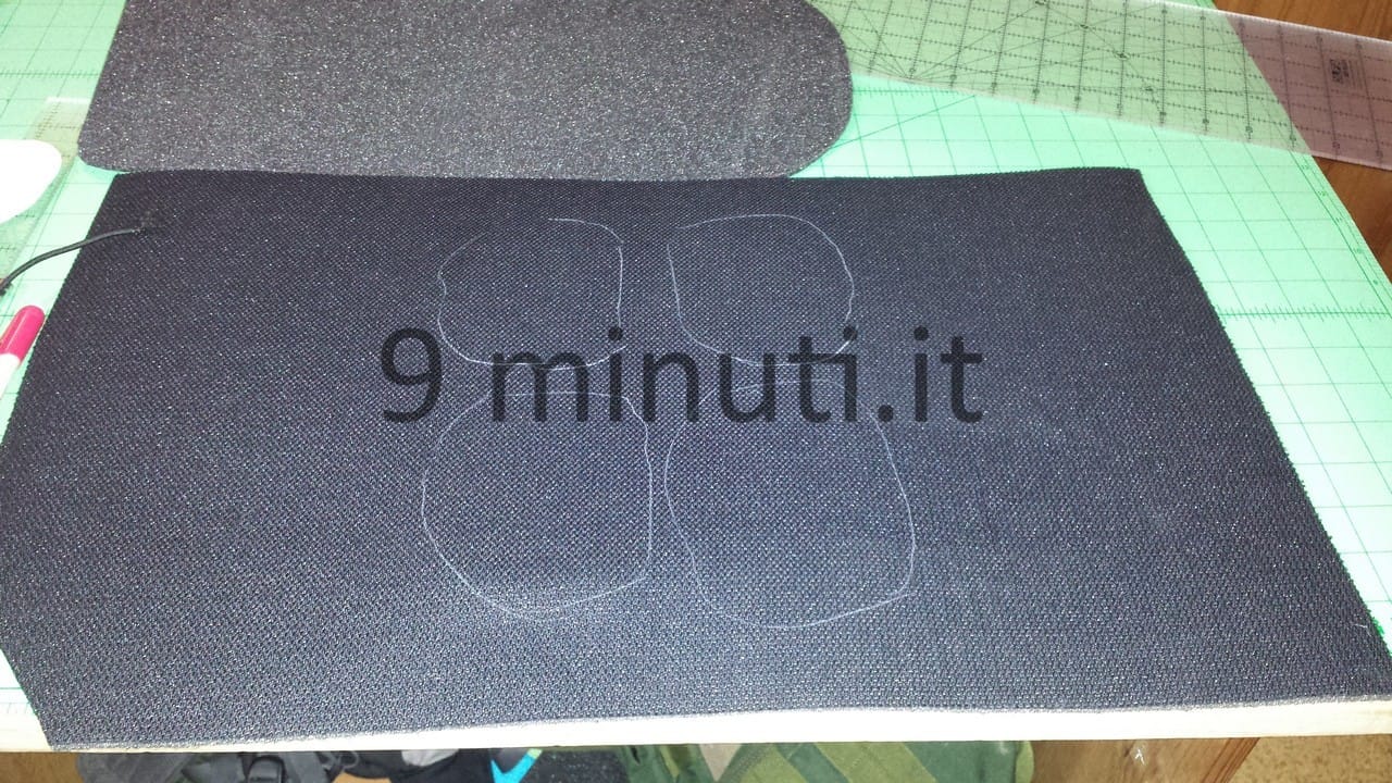 La stoffa traspirante (3d mesh) e un abbozzo di dove andranno le 'saponette'