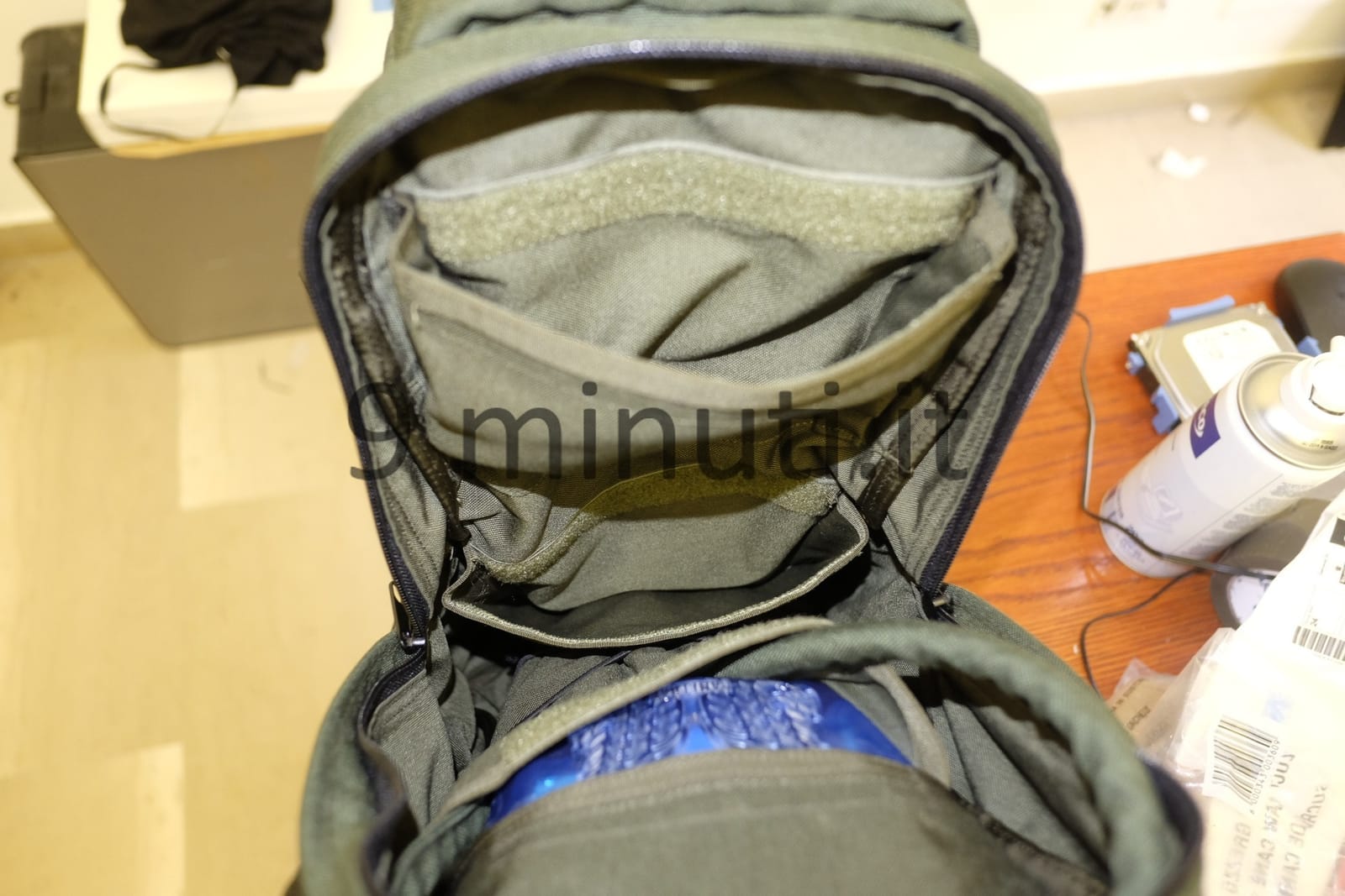 Vista interna delle due tasche con apertura a velcro