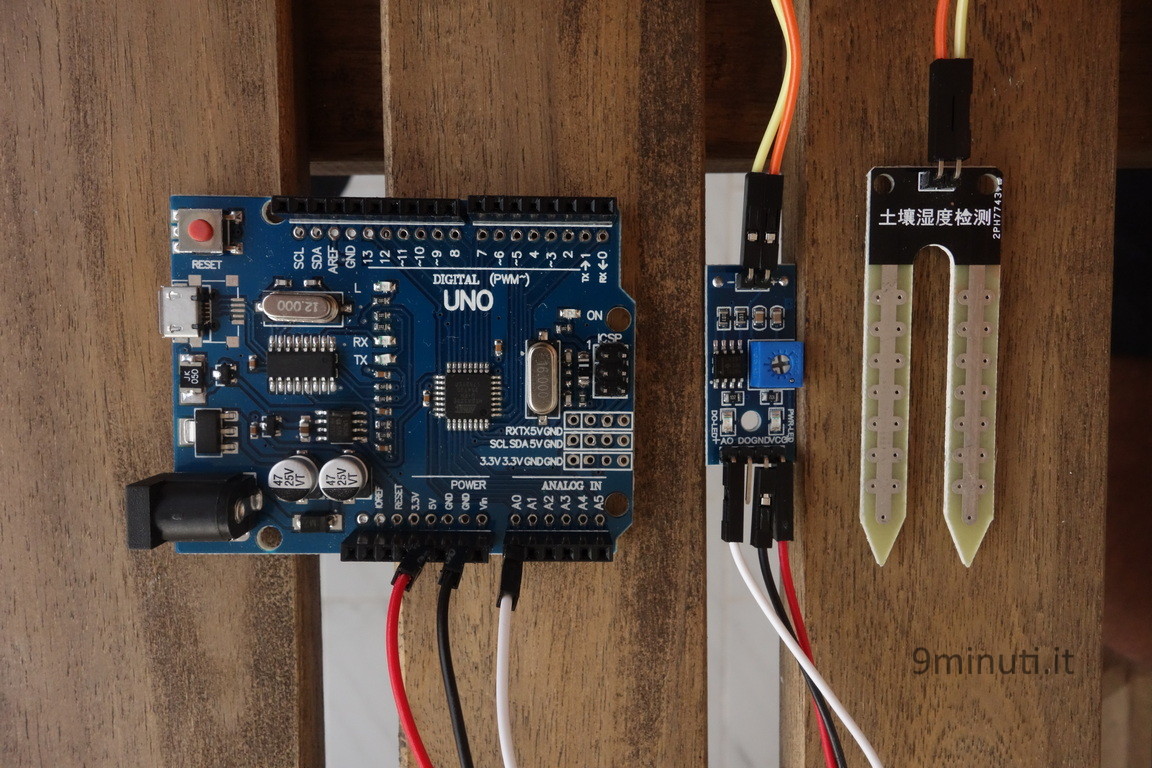 Arduino e il sensore FC-28. In mezzo il modulo con potenziometro (Controllare l'umidità del terreno con Arduino)